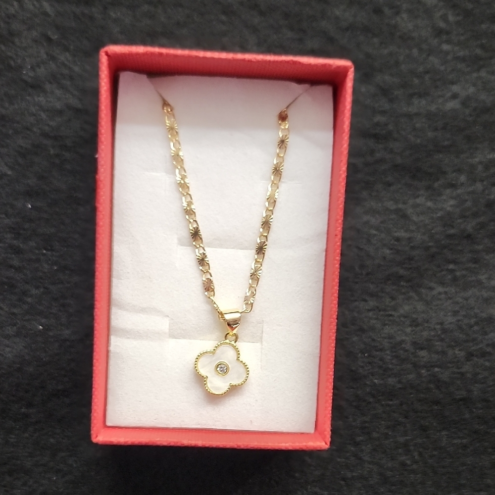 Elegant Gold Flower Pendant Necklace